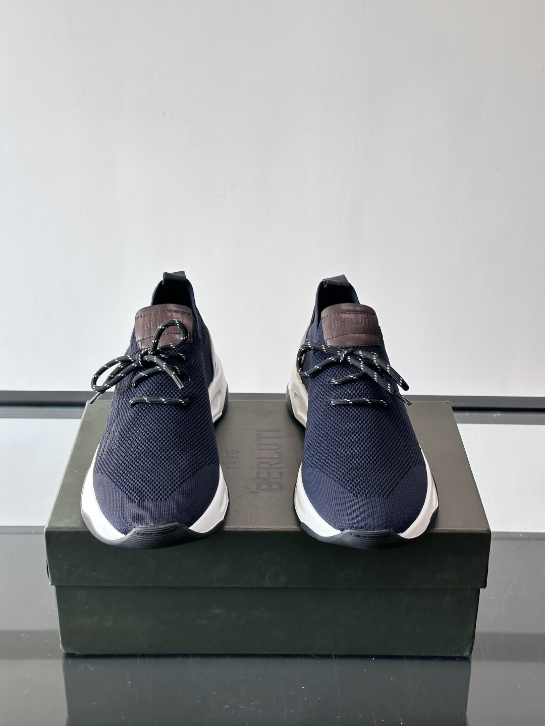 BERLUT·布鲁提针织鞋面贴合脚型，牛皮革后跟拼接，层次感满满。白色EVA鞋底轻盈缓震，流线型设计超有