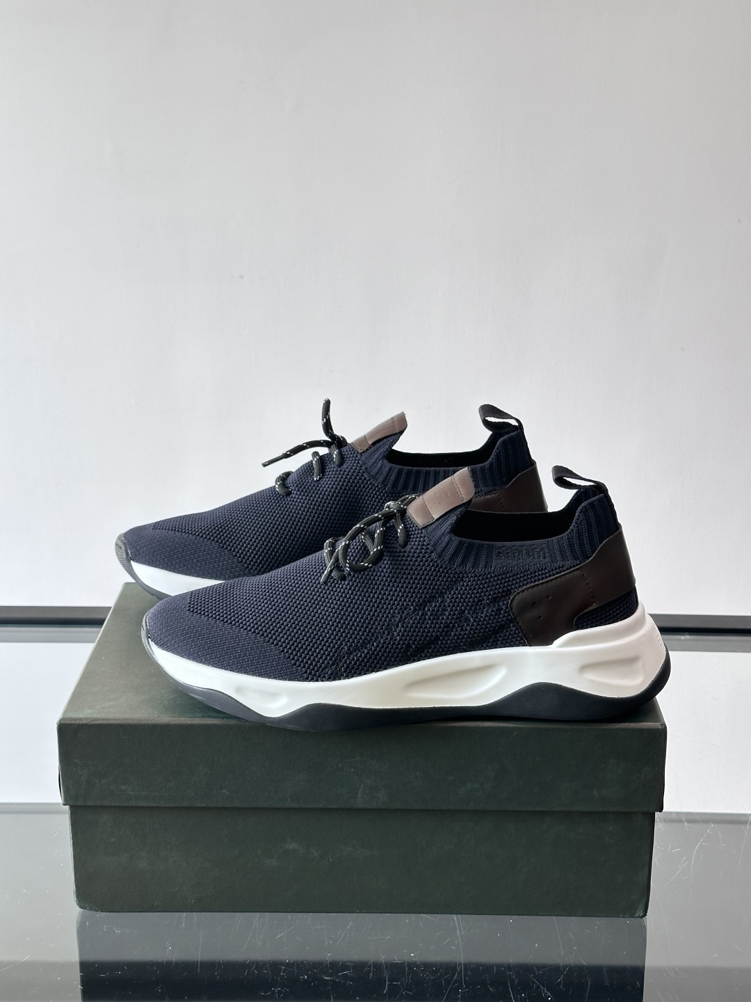 BERLUT·布鲁提针织鞋面贴合脚型，牛皮革后跟拼接，层次感满满。白色EVA鞋底轻盈缓震，流线型设计超有