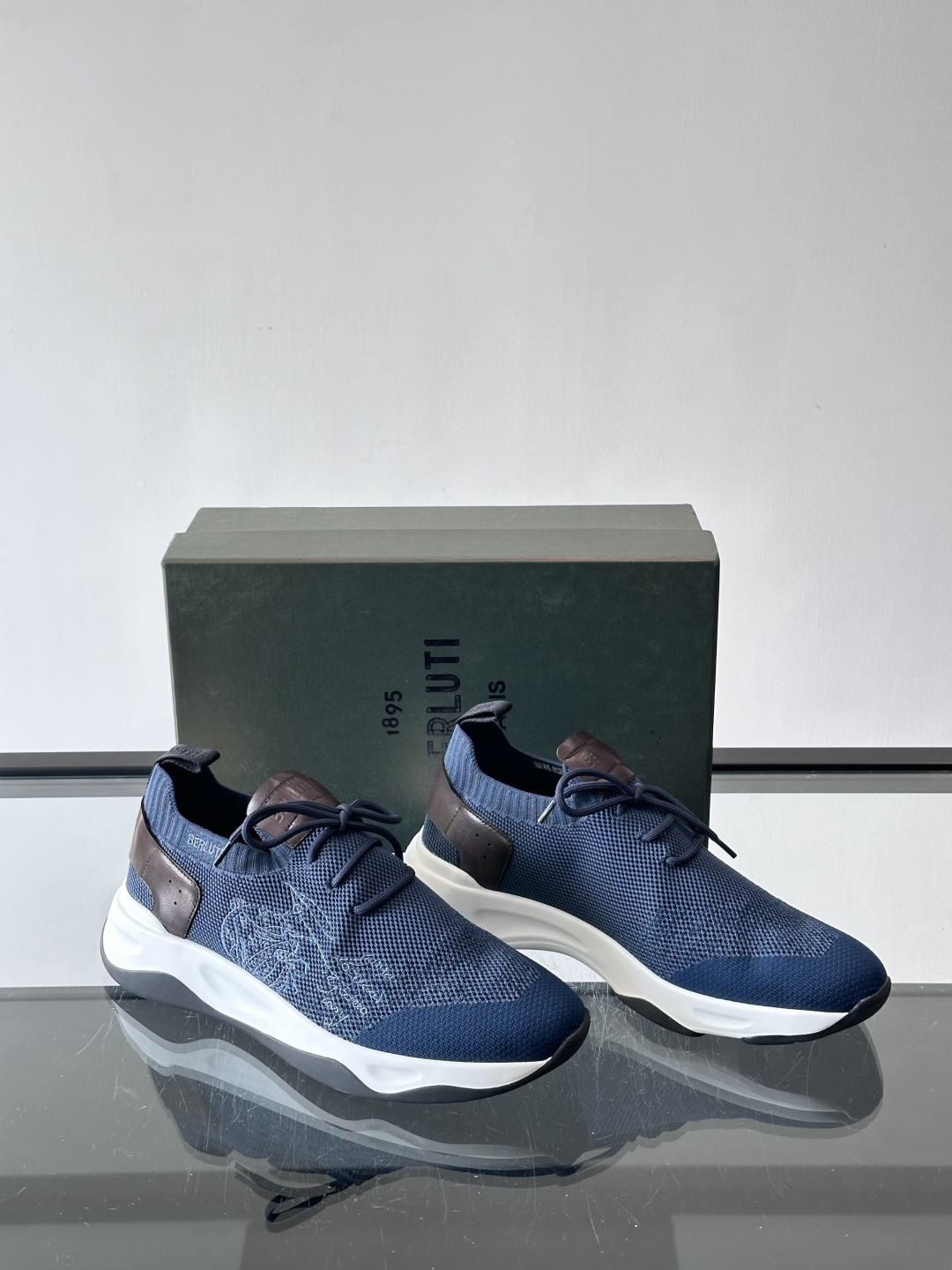 BERLUT·布鲁提针织鞋面贴合脚型，牛皮革后跟拼接，层次感满满。白色EVA鞋底轻盈缓震，流线型设计超有