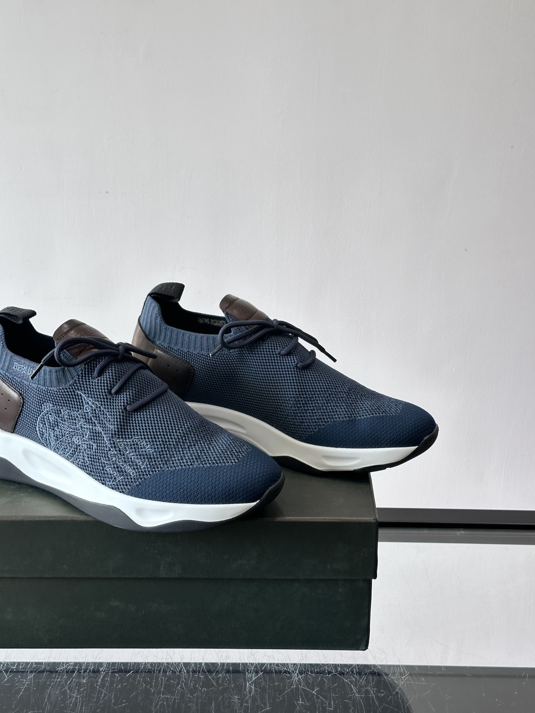 BERLUT·布鲁提针织鞋面贴合脚型，牛皮革后跟拼接，层次感满满。白色EVA鞋底轻盈缓震，流线型设计超有