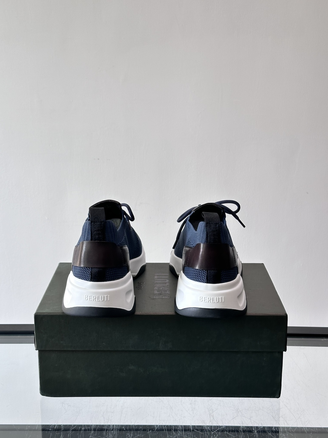 BERLUT·布鲁提针织鞋面贴合脚型，牛皮革后跟拼接，层次感满满。白色EVA鞋底轻盈缓震，流线型设计超有