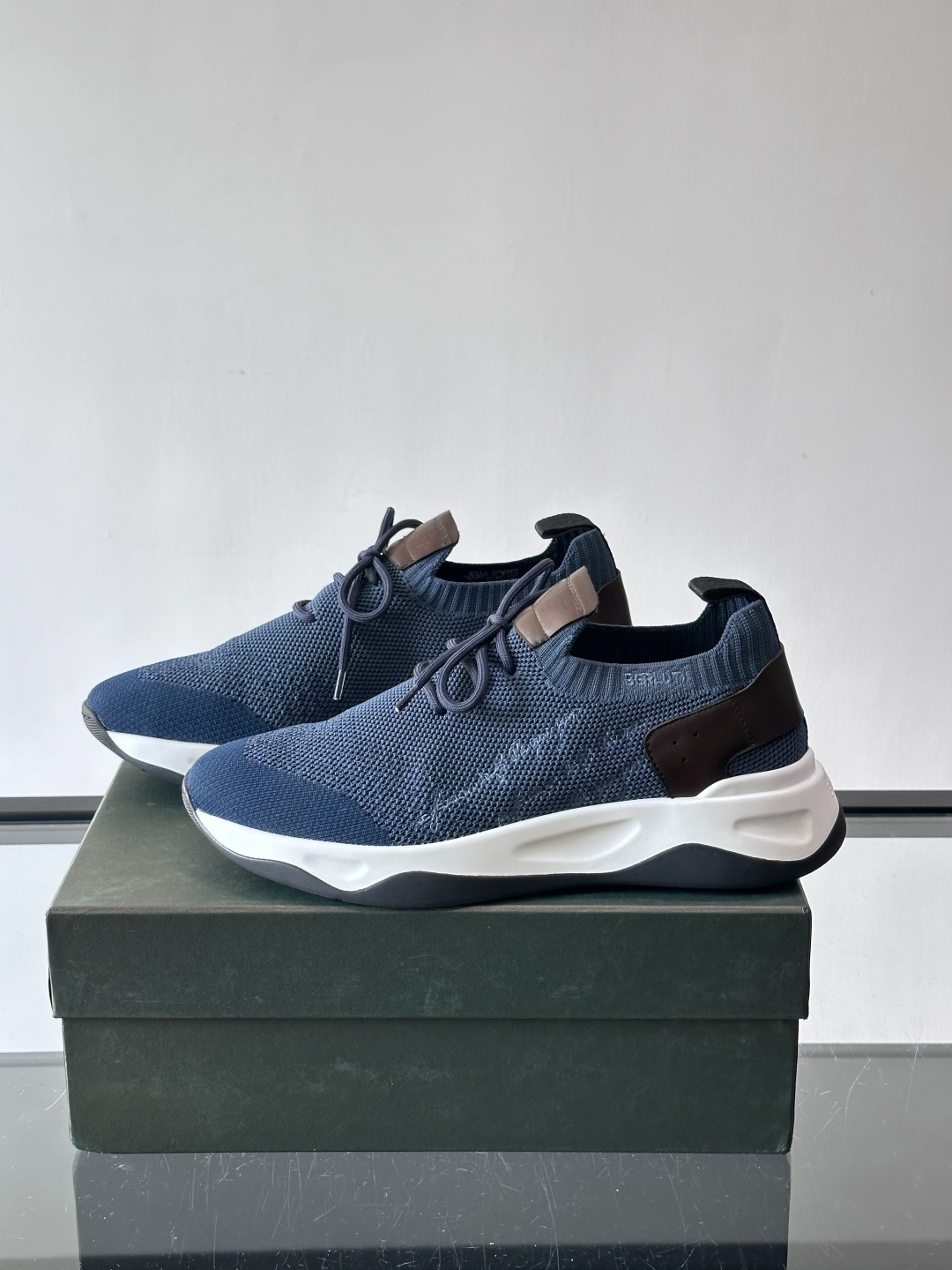 BERLUT·布鲁提针织鞋面贴合脚型，牛皮革后跟拼接，层次感满满。白色EVA鞋底轻盈缓震，流线型设计超有