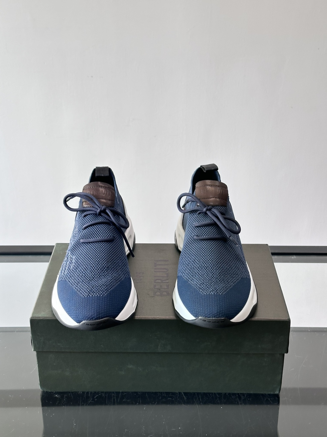 BERLUT·布鲁提针织鞋面贴合脚型，牛皮革后跟拼接，层次感满满。白色EVA鞋底轻盈缓震，流线型设计超有