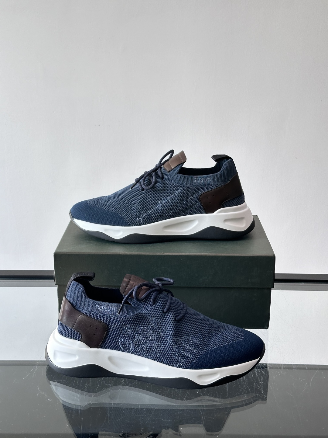 BERLUT·布鲁提针织鞋面贴合脚型，牛皮革后跟拼接，层次感满满。白色EVA鞋底轻盈缓震，流线型设计超有