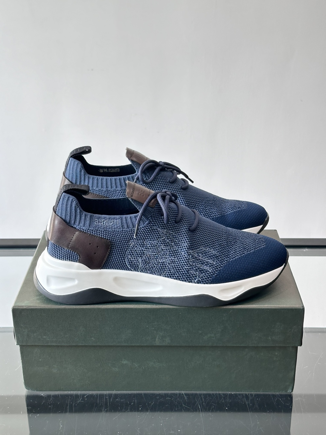 BERLUT·布鲁提针织鞋面贴合脚型，牛皮革后跟拼接，层次感满满。白色EVA鞋底轻盈缓震，流线型设计超有