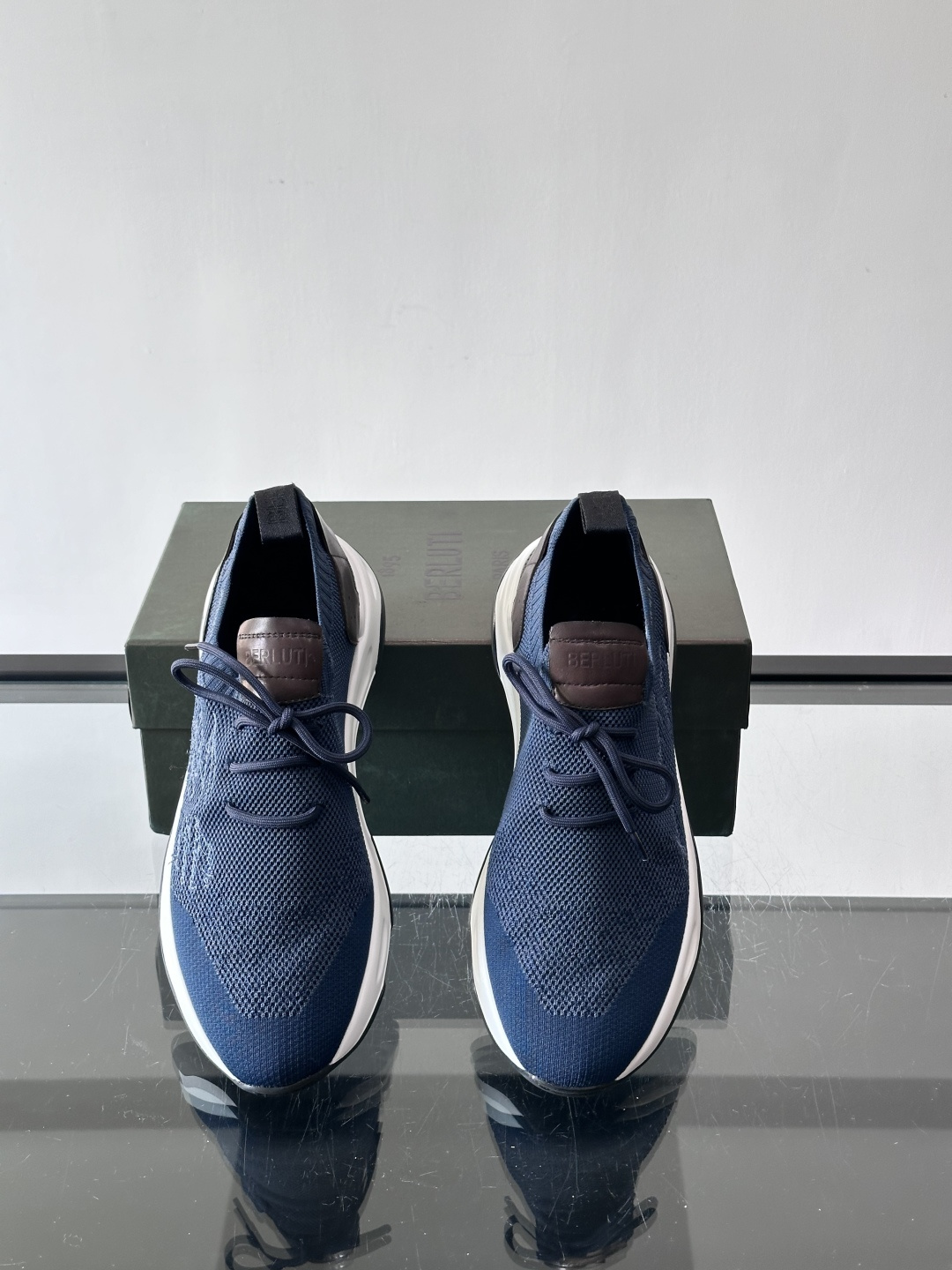 BERLUT·布鲁提针织鞋面贴合脚型，牛皮革后跟拼接，层次感满满。白色EVA鞋底轻盈缓震，流线型设计超有