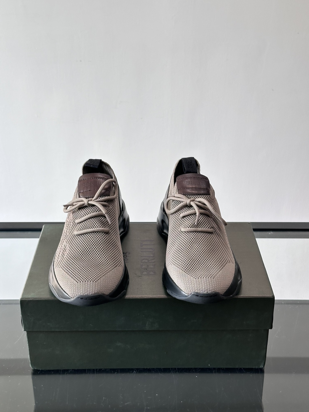 BERLUT·布鲁提针织鞋面贴合脚型，牛皮革后跟拼接，层次感满满。白色EVA鞋底轻盈缓震，流线型设计超有