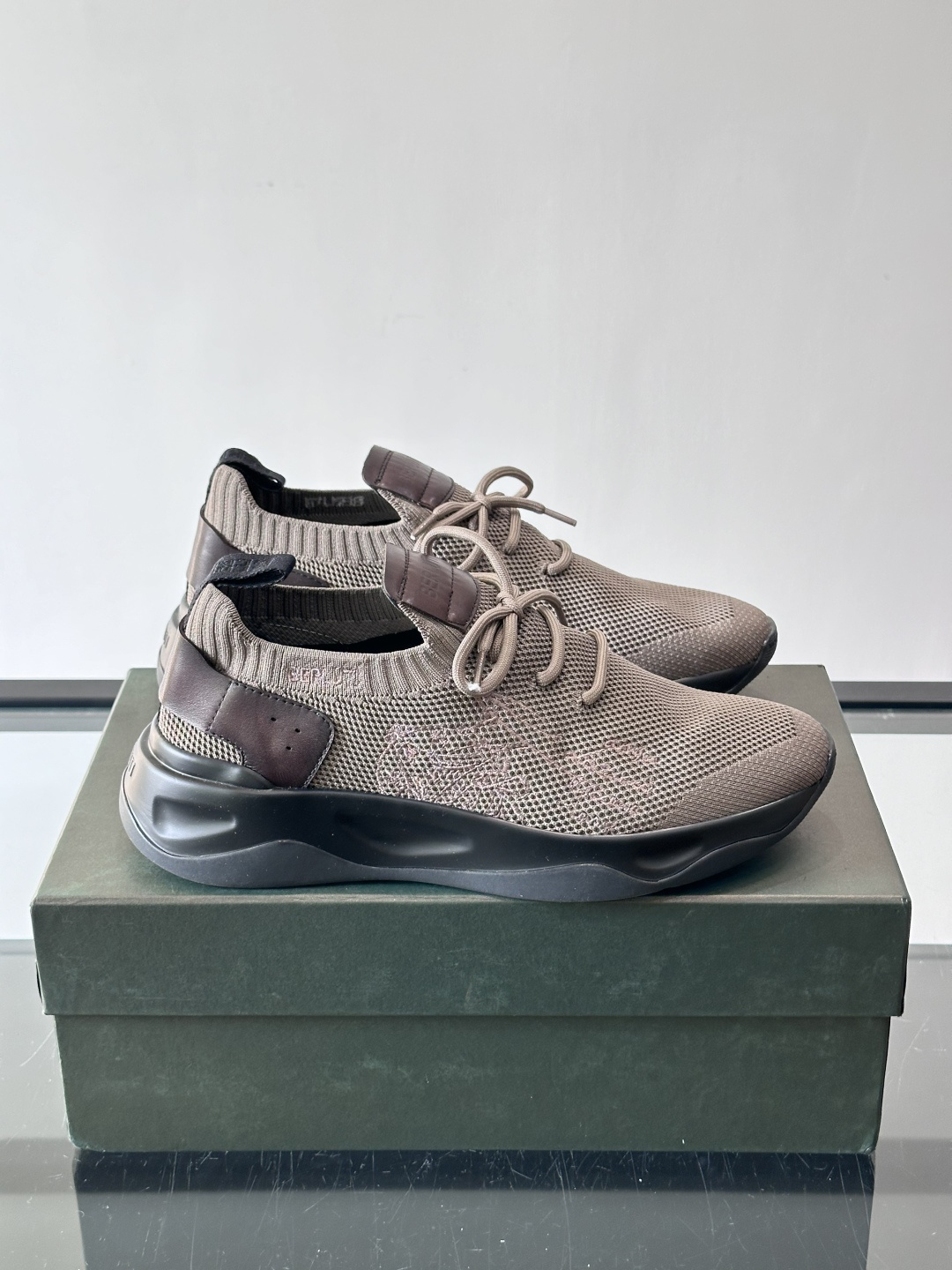 BERLUT·布鲁提针织鞋面贴合脚型，牛皮革后跟拼接，层次感满满。白色EVA鞋底轻盈缓震，流线型设计超有