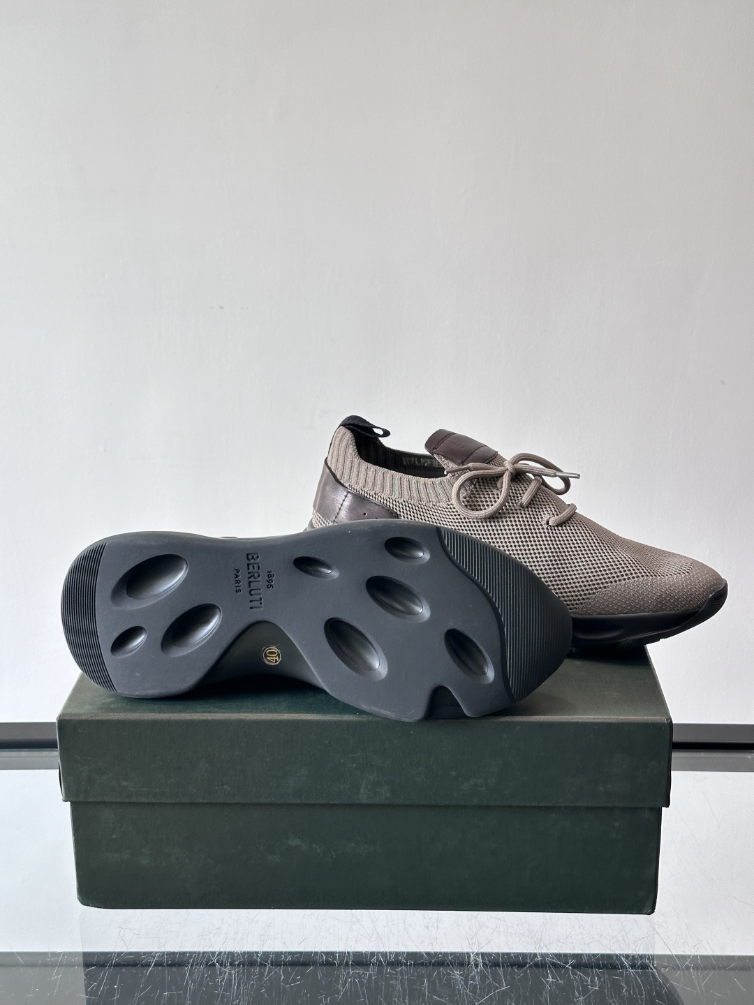 BERLUT·布鲁提针织鞋面贴合脚型，牛皮革后跟拼接，层次感满满。白色EVA鞋底轻盈缓震，流线型设计超有