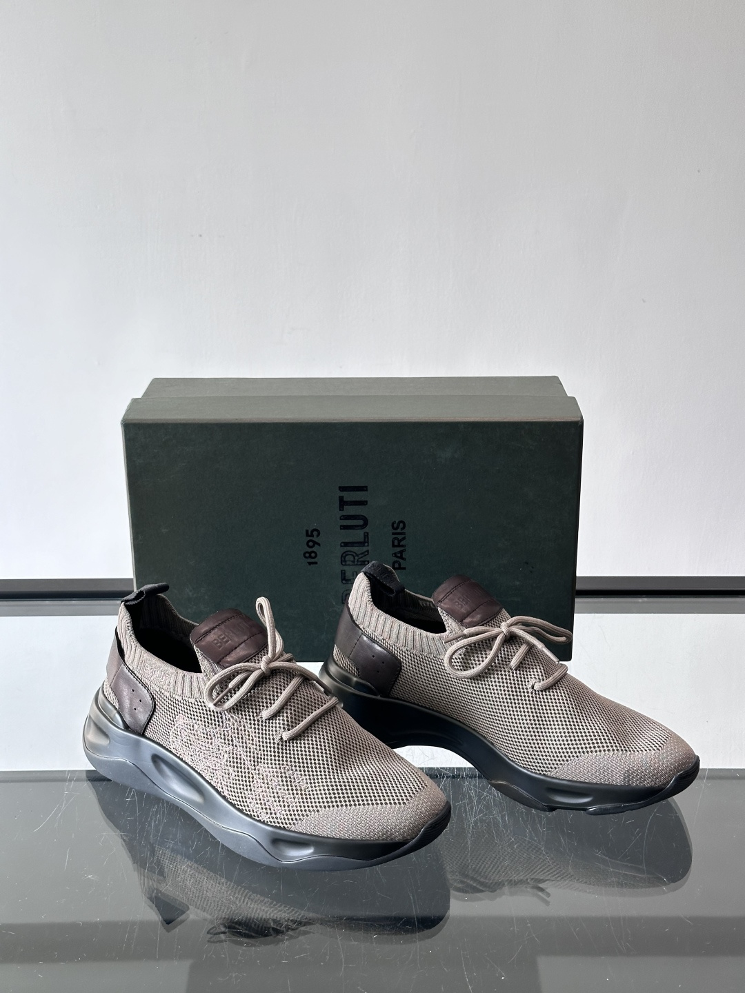 BERLUT·布鲁提针织鞋面贴合脚型，牛皮革后跟拼接，层次感满满。白色EVA鞋底轻盈缓震，流线型设计超有