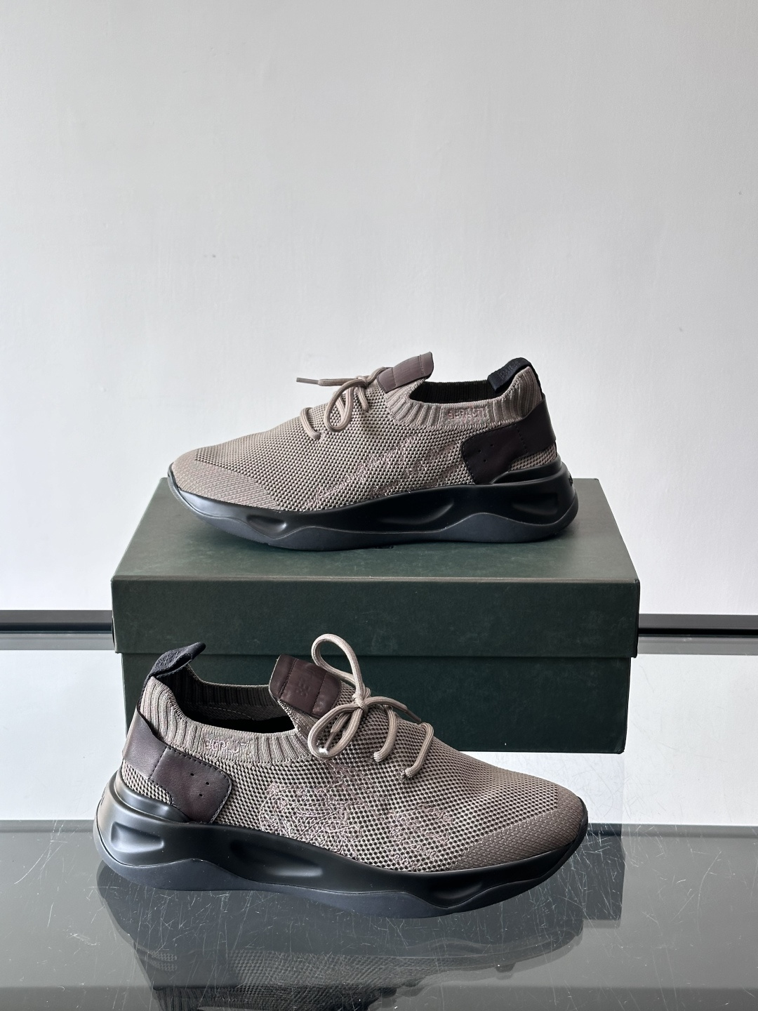 BERLUT·布鲁提针织鞋面贴合脚型，牛皮革后跟拼接，层次感满满。白色EVA鞋底轻盈缓震，流线型设计超有