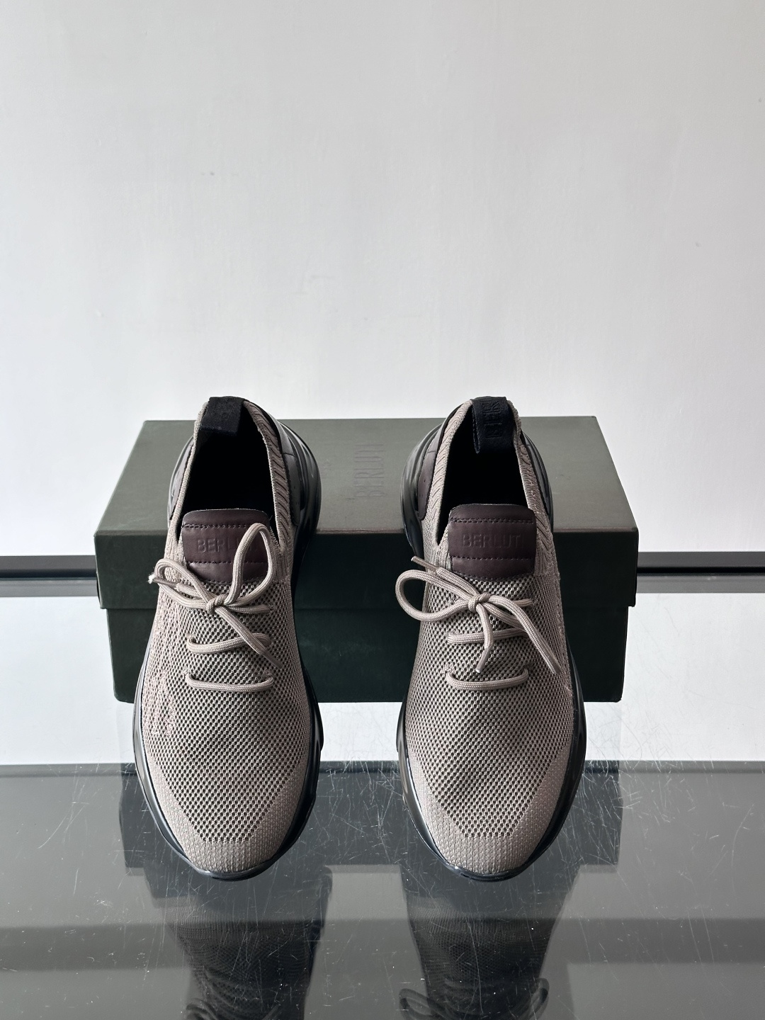 BERLUT·布鲁提针织鞋面贴合脚型，牛皮革后跟拼接，层次感满满。白色EVA鞋底轻盈缓震，流线型设计超有