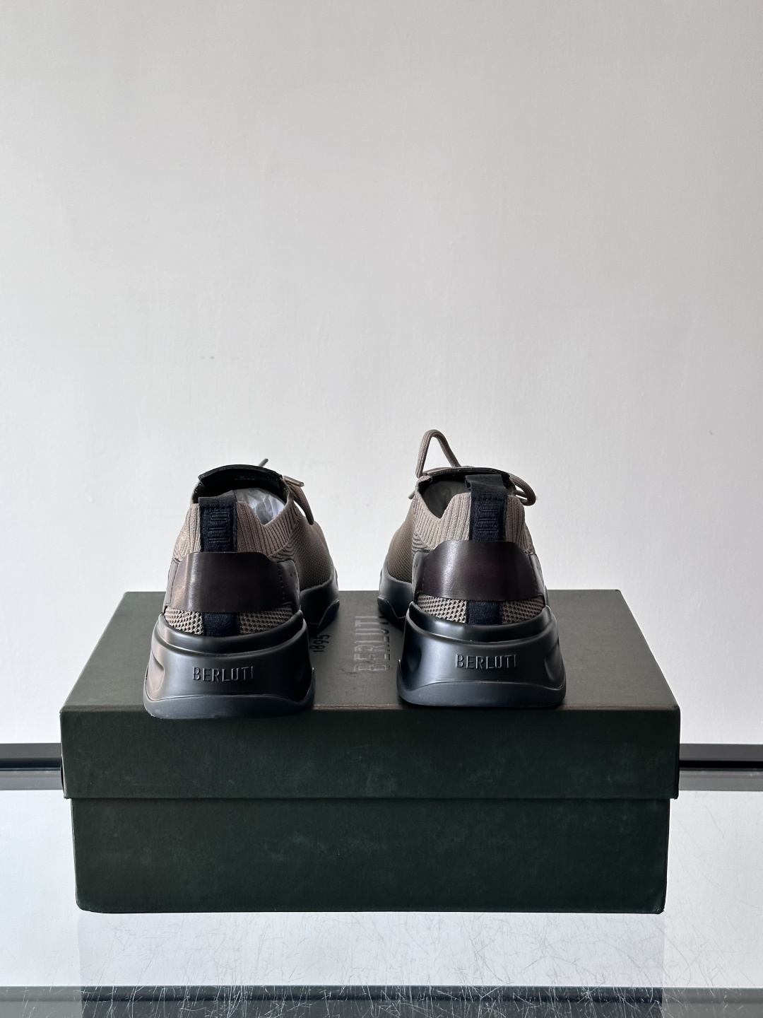 BERLUT·布鲁提针织鞋面贴合脚型，牛皮革后跟拼接，层次感满满。白色EVA鞋底轻盈缓震，流线型设计超有