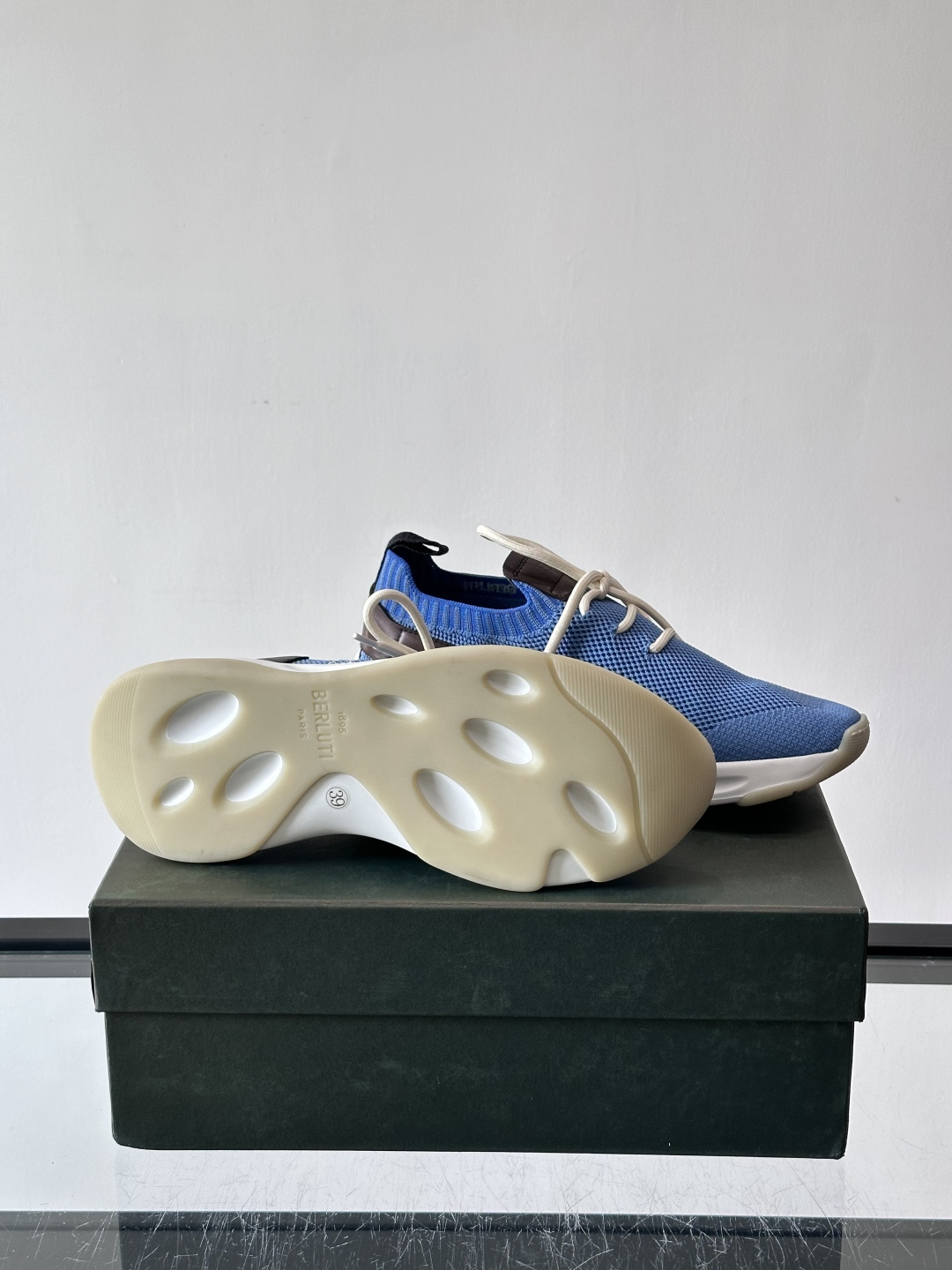 BERLUT·布鲁提针织鞋面贴合脚型，牛皮革后跟拼接，层次感满满。白色EVA鞋底轻盈缓震，流线型设计超有