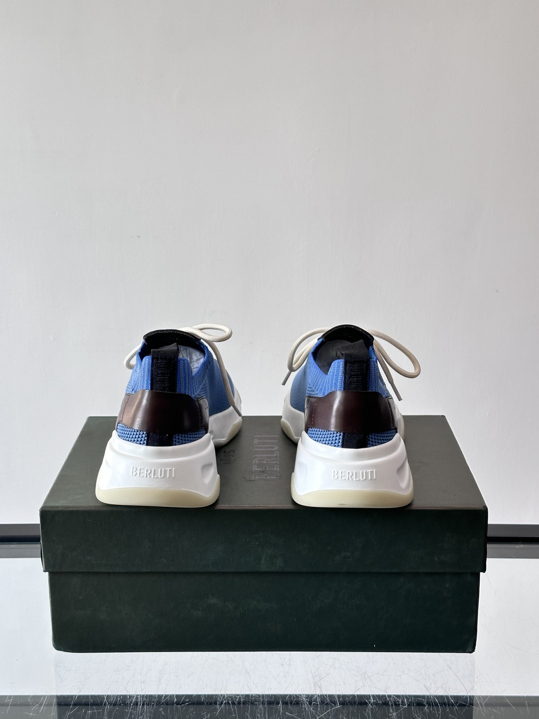 BERLUT·布鲁提针织鞋面贴合脚型，牛皮革后跟拼接，层次感满满。白色EVA鞋底轻盈缓震，流线型设计超有