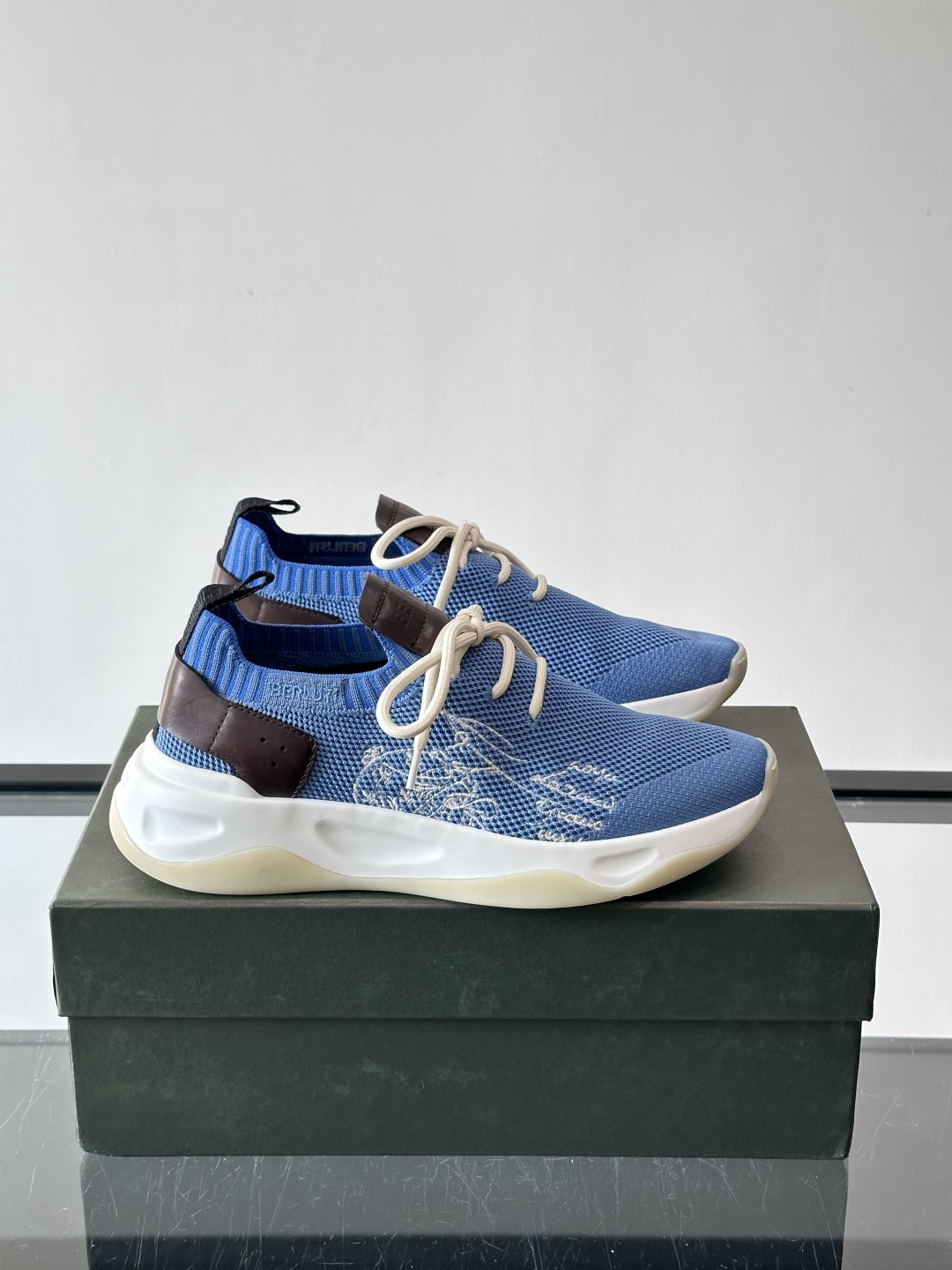 NO:745782,BERLUT·Bruti knitted upper fits the shape of the foot, and the cow leather heel is stitched with a full sense of layering. The white EVA sole is light and cushioning, and the streamlined design is super futuristic. Inspired by running shoes, it is both fashionable and functional, and it is OK for daily wear or light exercise!  The tongue logo is highly recognizable and is a must-have item for fashion lovers. , size 39-44 (customized at 38.45.46), ,cowhide19860909BERLUT·布鲁提针织鞋面贴合脚型,牛皮革后跟拼接,层次感满满.白色EVA鞋底轻盈缓震,流线型设计超有未来感.灵感来自跑步鞋,兼具时尚与功能,日常穿搭或轻运动都很OK！鞋舌logo标志,品牌辨识度超高,是潮流爱好者必入单品. ,size39-44（38.45.46定制）,,cowhide,Men's shoes