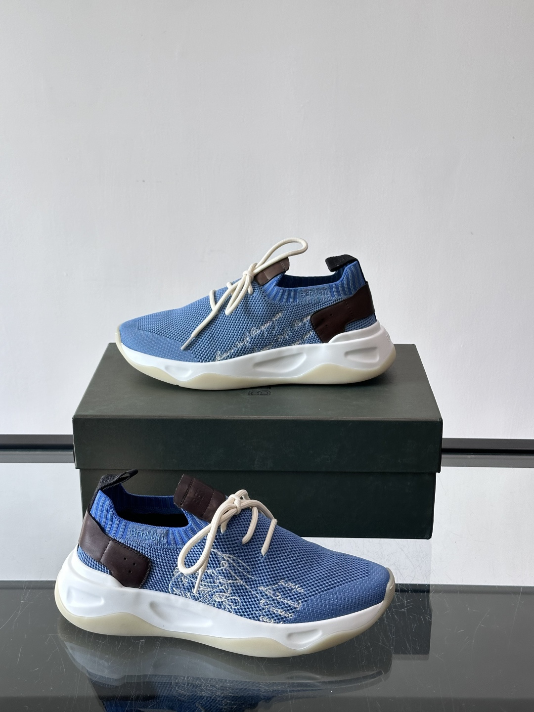 BERLUT·布鲁提针织鞋面贴合脚型，牛皮革后跟拼接，层次感满满。白色EVA鞋底轻盈缓震，流线型设计超有