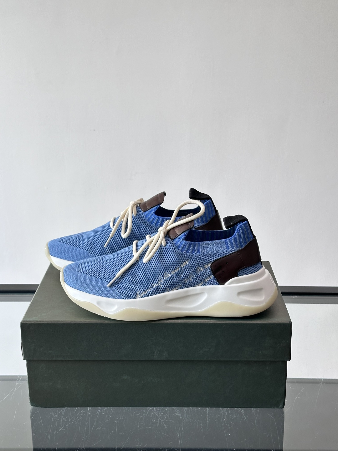 BERLUT·布鲁提针织鞋面贴合脚型，牛皮革后跟拼接，层次感满满。白色EVA鞋底轻盈缓震，流线型设计超有