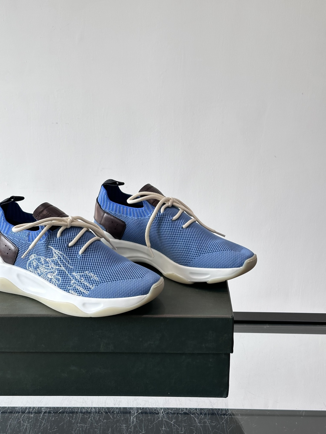 BERLUT·布鲁提针织鞋面贴合脚型，牛皮革后跟拼接，层次感满满。白色EVA鞋底轻盈缓震，流线型设计超有