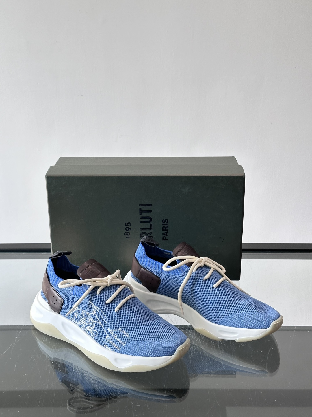 BERLUT·布鲁提针织鞋面贴合脚型，牛皮革后跟拼接，层次感满满。白色EVA鞋底轻盈缓震，流线型设计超有