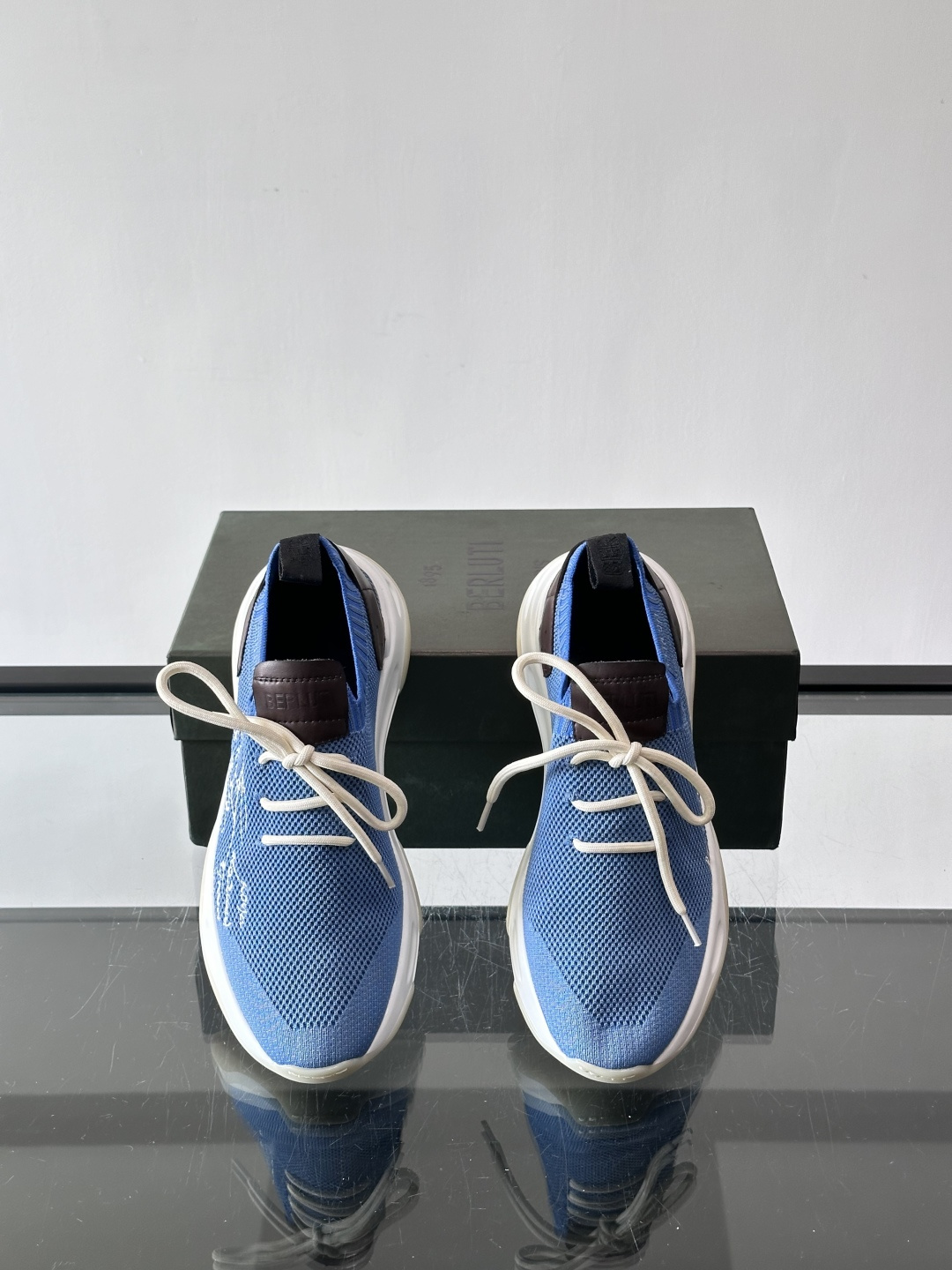 BERLUT·布鲁提针织鞋面贴合脚型，牛皮革后跟拼接，层次感满满。白色EVA鞋底轻盈缓震，流线型设计超有