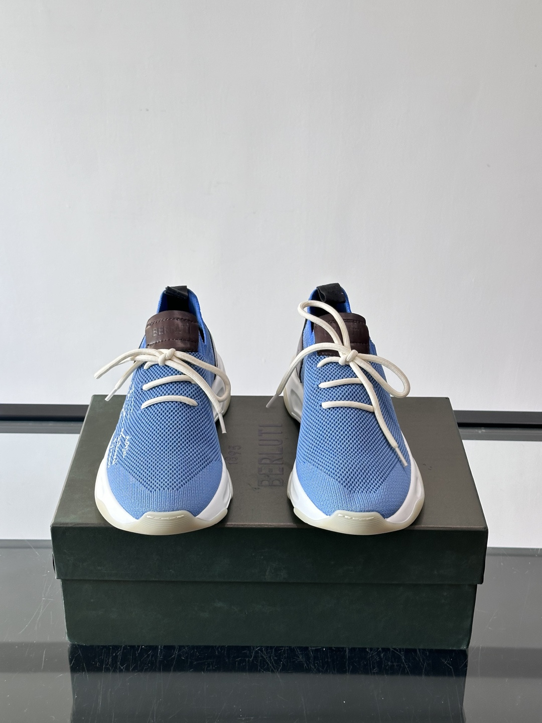 BERLUT·布鲁提针织鞋面贴合脚型，牛皮革后跟拼接，层次感满满。白色EVA鞋底轻盈缓震，流线型设计超有