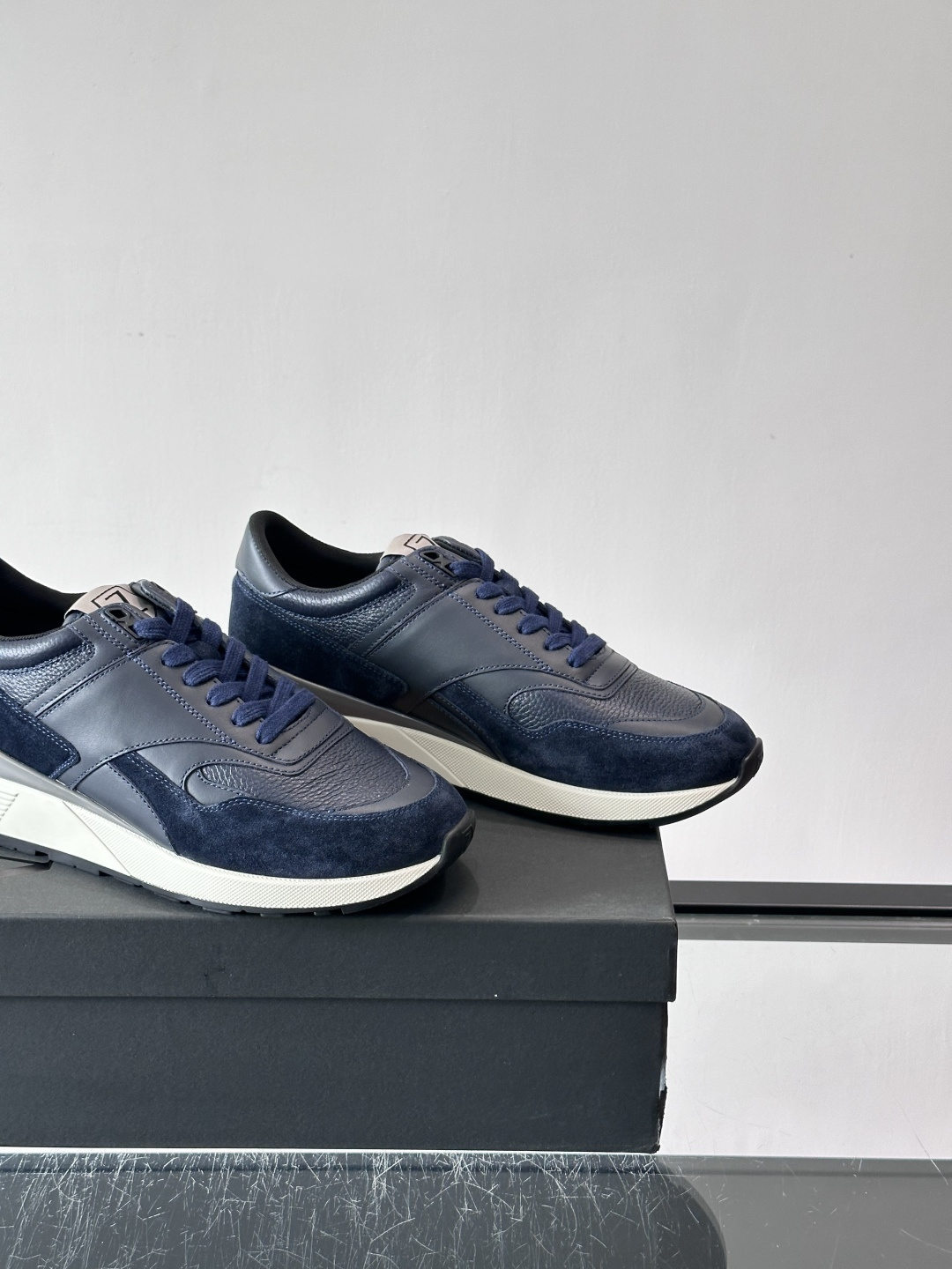 杰尼亚男士休闲鞋，牛皮➕麂皮拼接，麂皮质感超有质感！厚底设计增高又舒适，日常通勤、休闲都能轻松驾驭✨。系