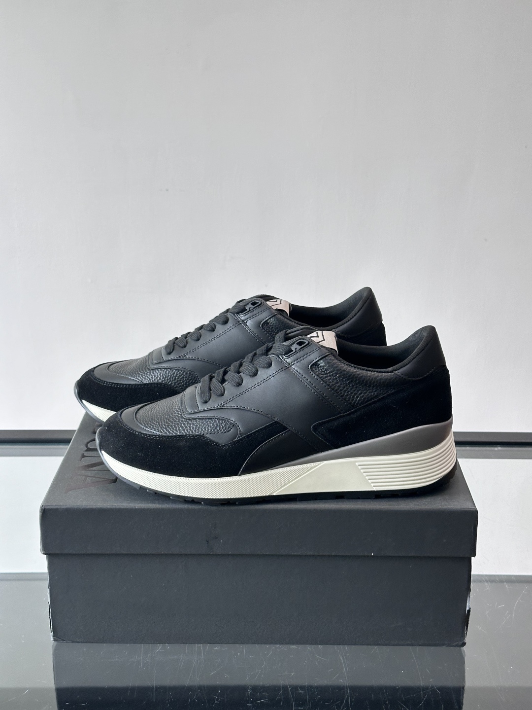 杰尼亚男士休闲鞋，牛皮➕麂皮拼接，麂皮质感超有质感！厚底设计增高又舒适，日常通勤、休闲都能轻松驾驭✨。系