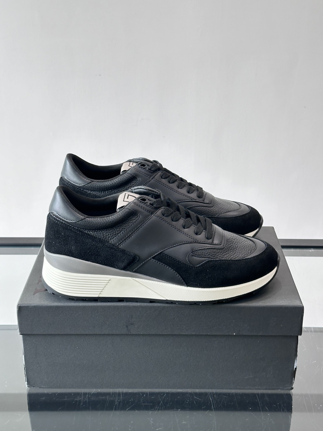 杰尼亚男士休闲鞋，牛皮➕麂皮拼接，麂皮质感超有质感！厚底设计增高又舒适，日常通勤、休闲都能轻松驾驭✨。系