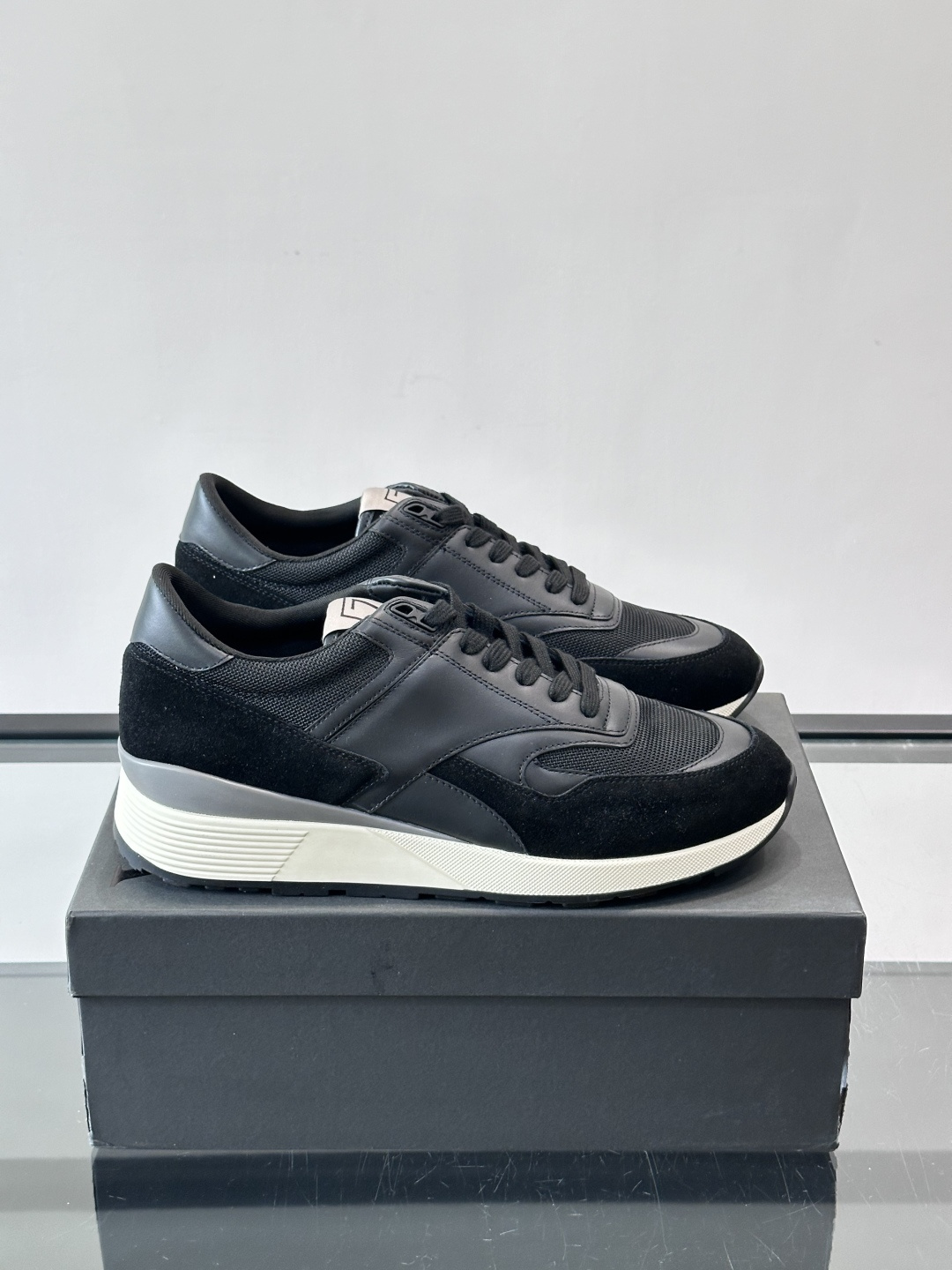 杰尼亚男士新款复古休闲鞋，牛皮➕透气网面拼接，麂皮质感超有层次感！厚底设计增高又舒适，日常通勤、休闲都O