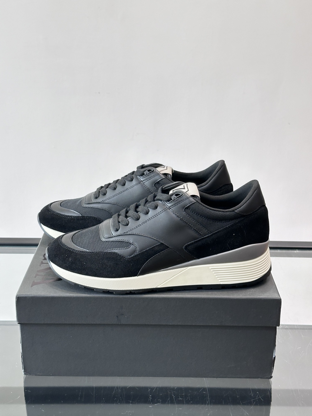 杰尼亚男士新款复古休闲鞋，牛皮➕透气网面拼接，麂皮质感超有层次感！厚底设计增高又舒适，日常通勤、休闲都O