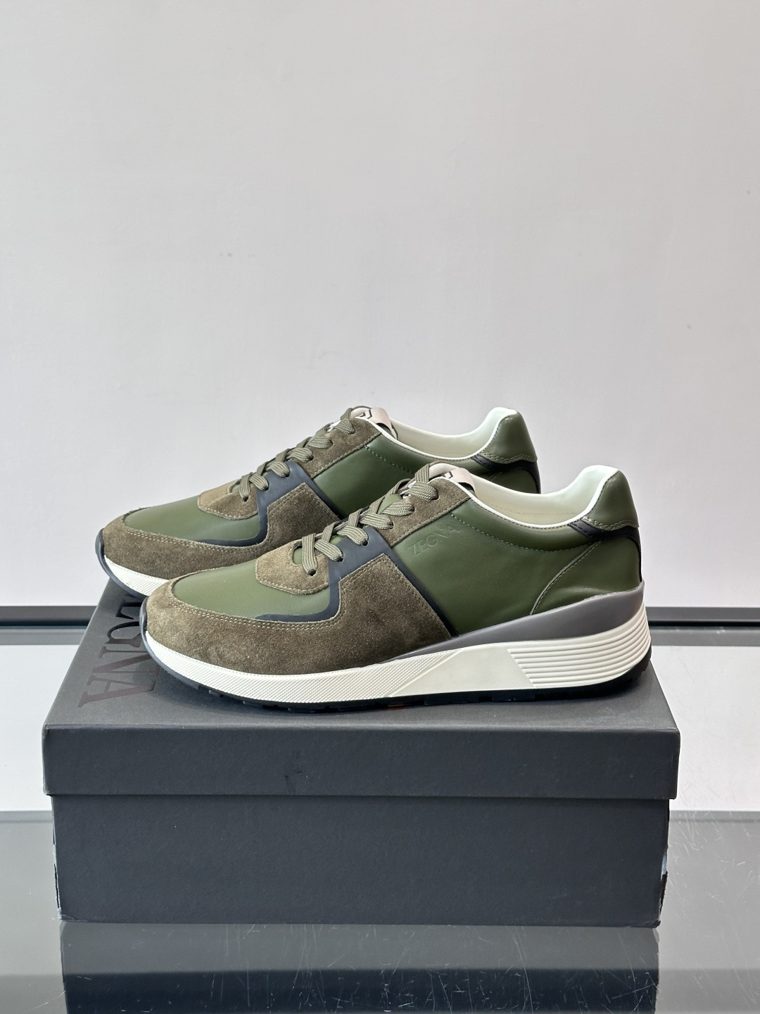 Zegna杰尼亚这款运动鞋采用牛皮皮革➕麂皮拼接，质感层次丰富，低调又有型。白色➕黑色多层鞋底，缓震舒适