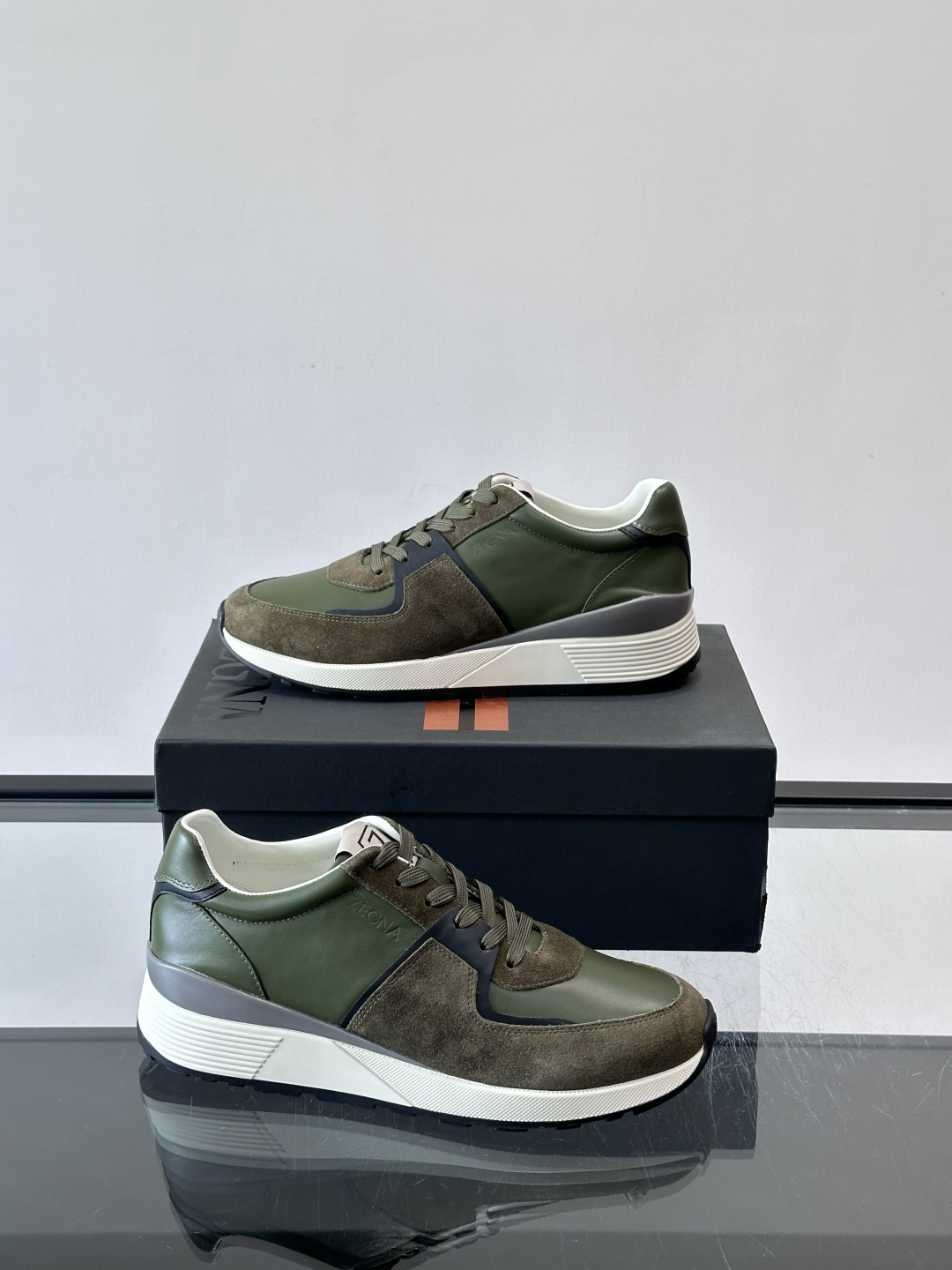 Zegna杰尼亚这款运动鞋采用牛皮皮革➕麂皮拼接，质感层次丰富，低调又有型。白色➕黑色多层鞋底，缓震舒适