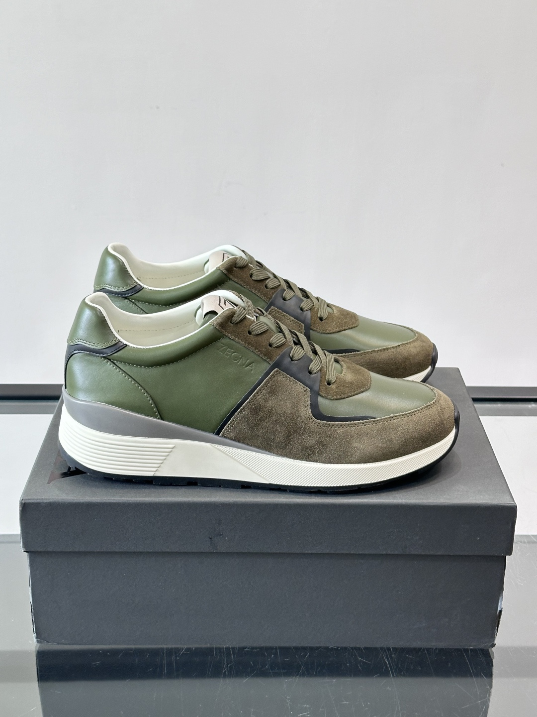 Zegna杰尼亚这款运动鞋采用牛皮皮革➕麂皮拼接，质感层次丰富，低调又有型。白色➕黑色多层鞋底，缓震舒适