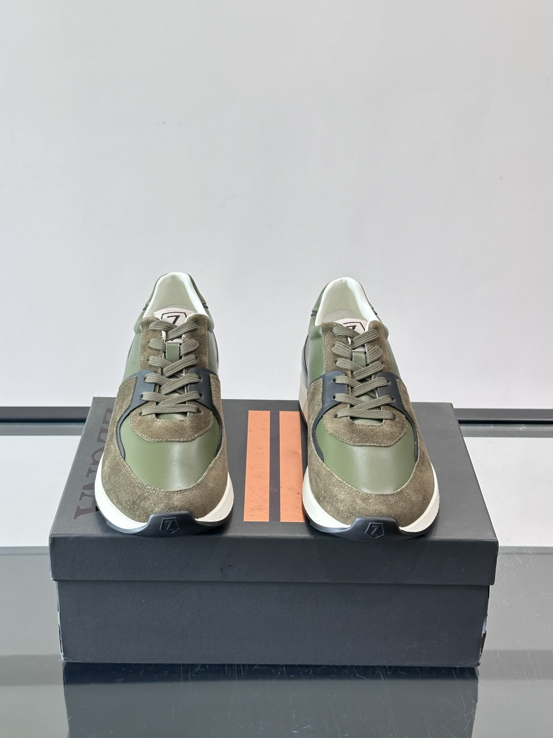 Zegna杰尼亚这款运动鞋采用牛皮皮革➕麂皮拼接，质感层次丰富，低调又有型。白色➕黑色多层鞋底，缓震舒适