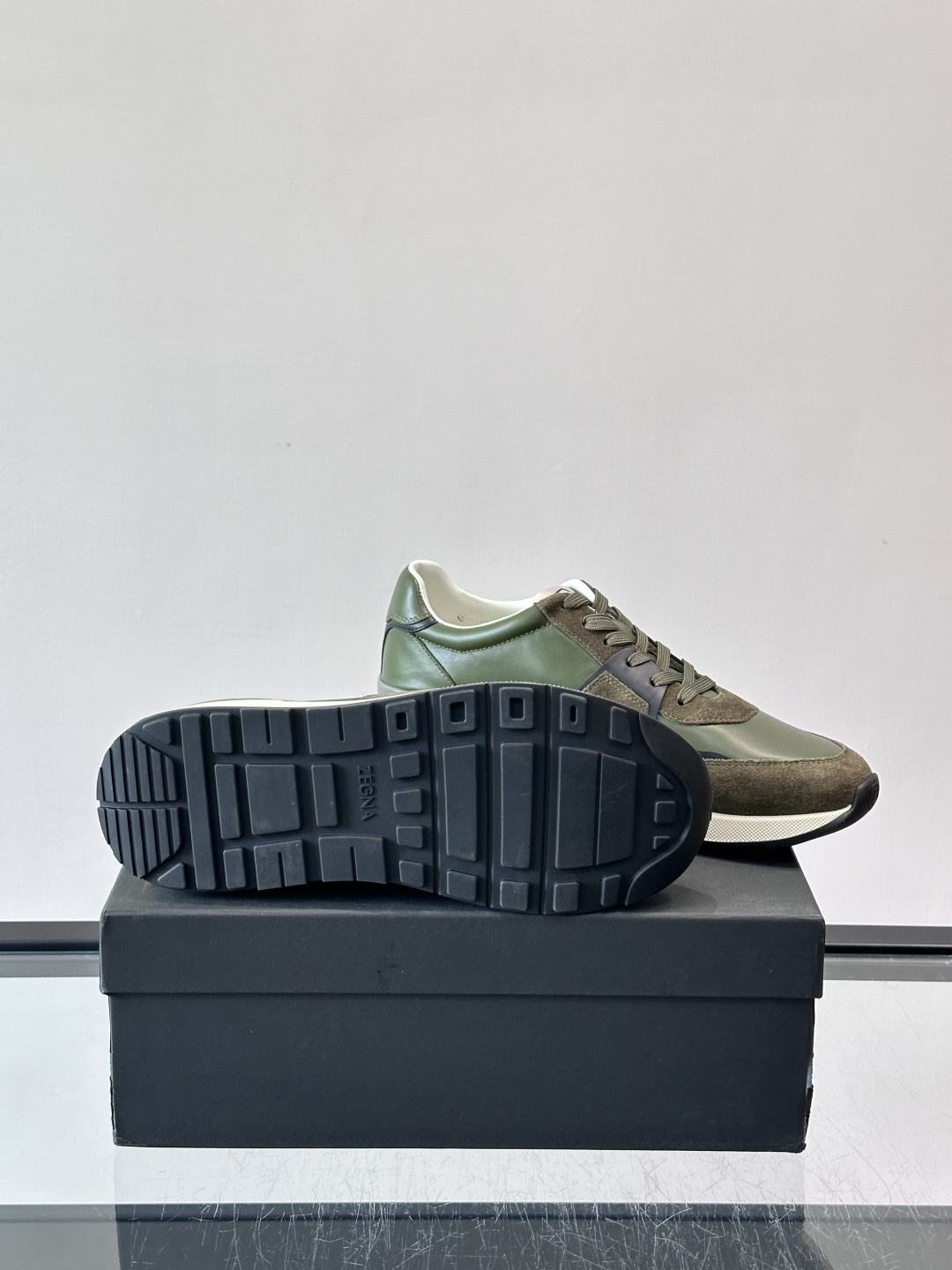 Zegna杰尼亚这款运动鞋采用牛皮皮革➕麂皮拼接，质感层次丰富，低调又有型。白色➕黑色多层鞋底，缓震舒适