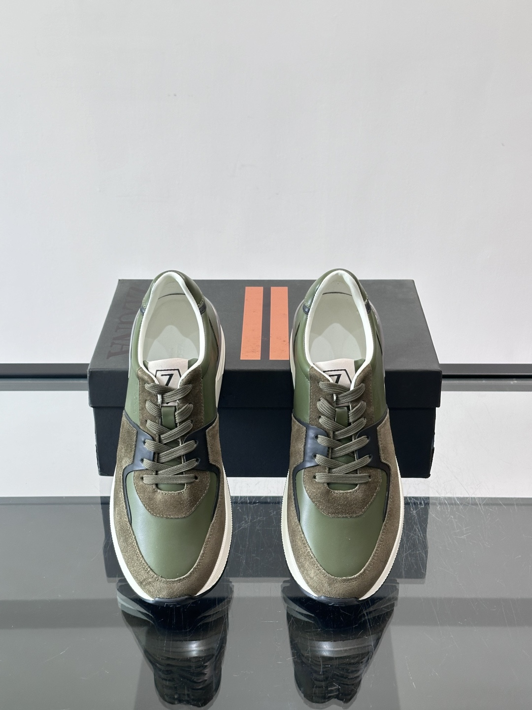 Zegna杰尼亚这款运动鞋采用牛皮皮革➕麂皮拼接，质感层次丰富，低调又有型。白色➕黑色多层鞋底，缓震舒适