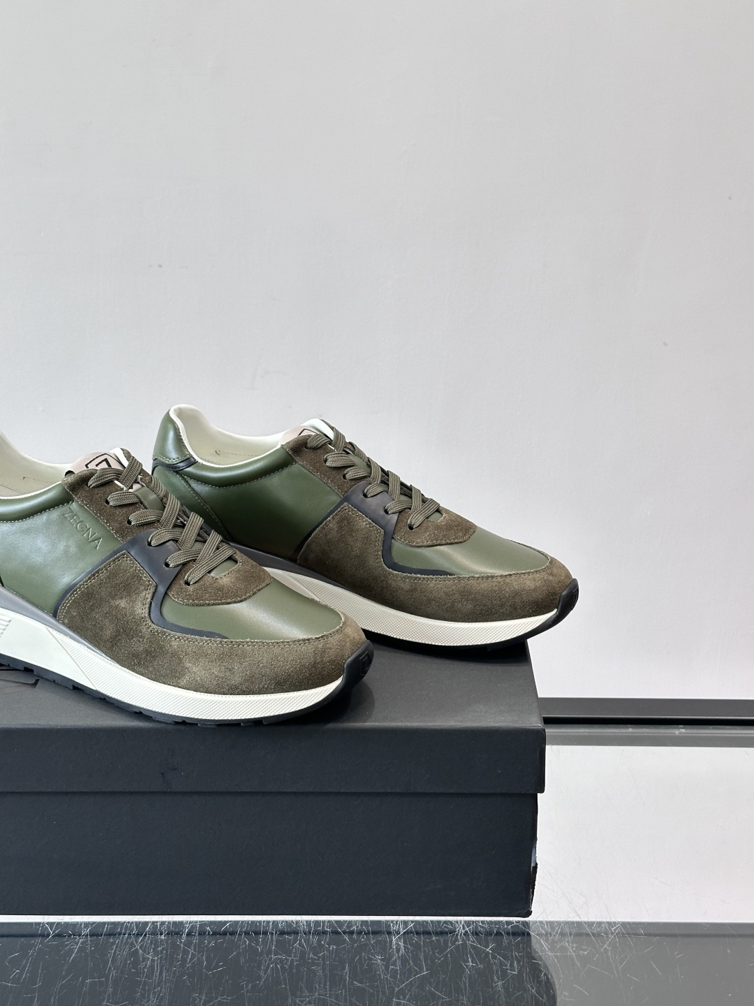 Zegna杰尼亚这款运动鞋采用牛皮皮革➕麂皮拼接，质感层次丰富，低调又有型。白色➕黑色多层鞋底，缓震舒适