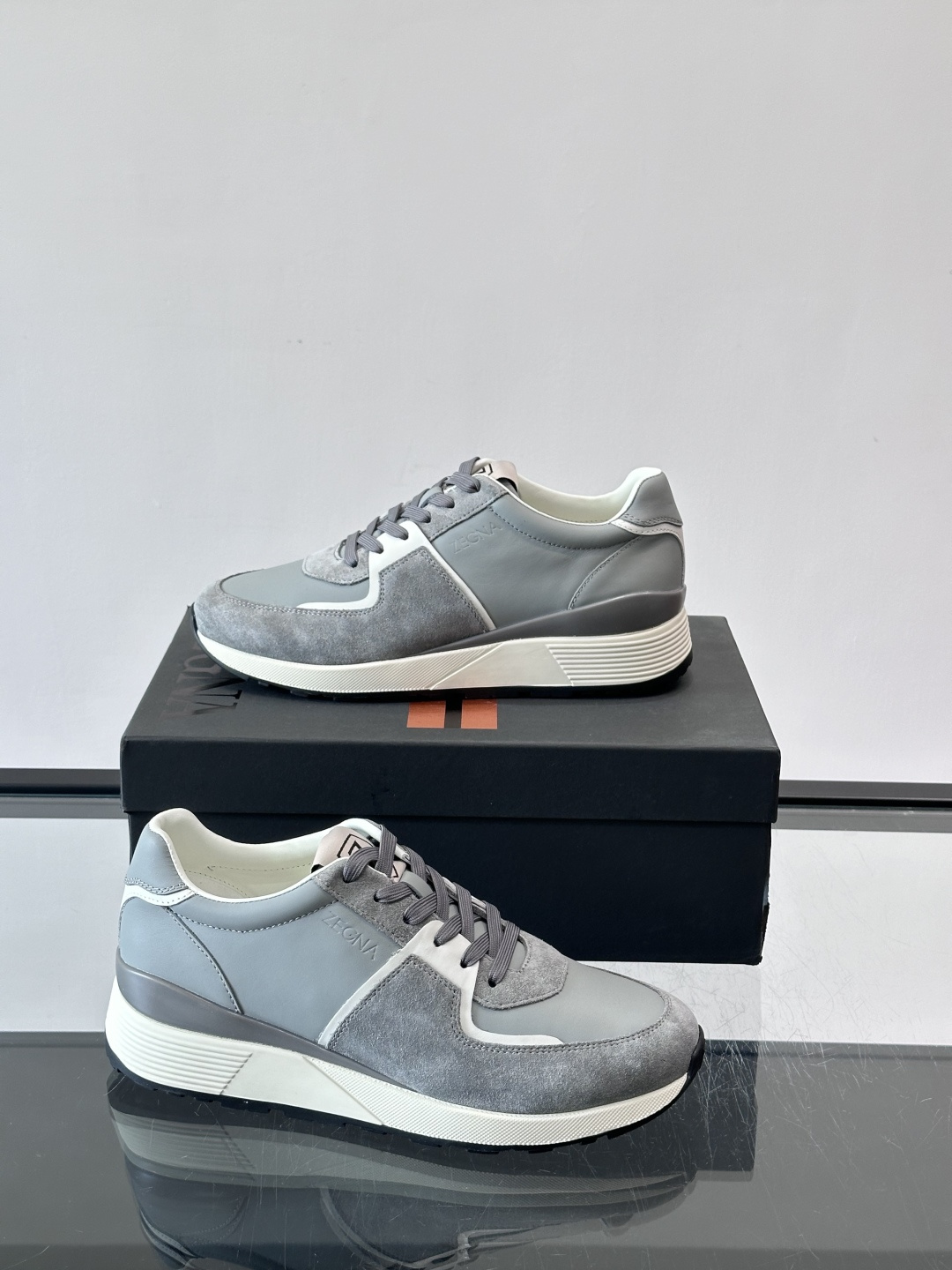 Zegna杰尼亚这款运动鞋采用牛皮皮革➕麂皮拼接，质感层次丰富，低调又有型。白色➕黑色多层鞋底，缓震舒适