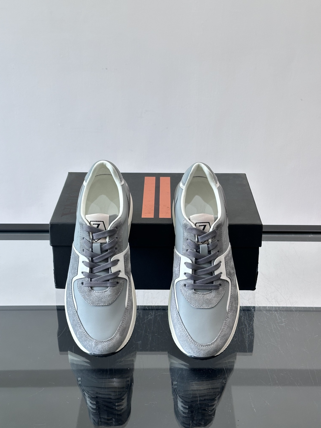 Zegna杰尼亚这款运动鞋采用牛皮皮革➕麂皮拼接，质感层次丰富，低调又有型。白色➕黑色多层鞋底，缓震舒适