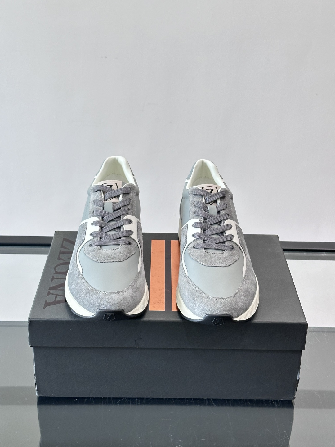 Zegna杰尼亚这款运动鞋采用牛皮皮革➕麂皮拼接，质感层次丰富，低调又有型。白色➕黑色多层鞋底，缓震舒适