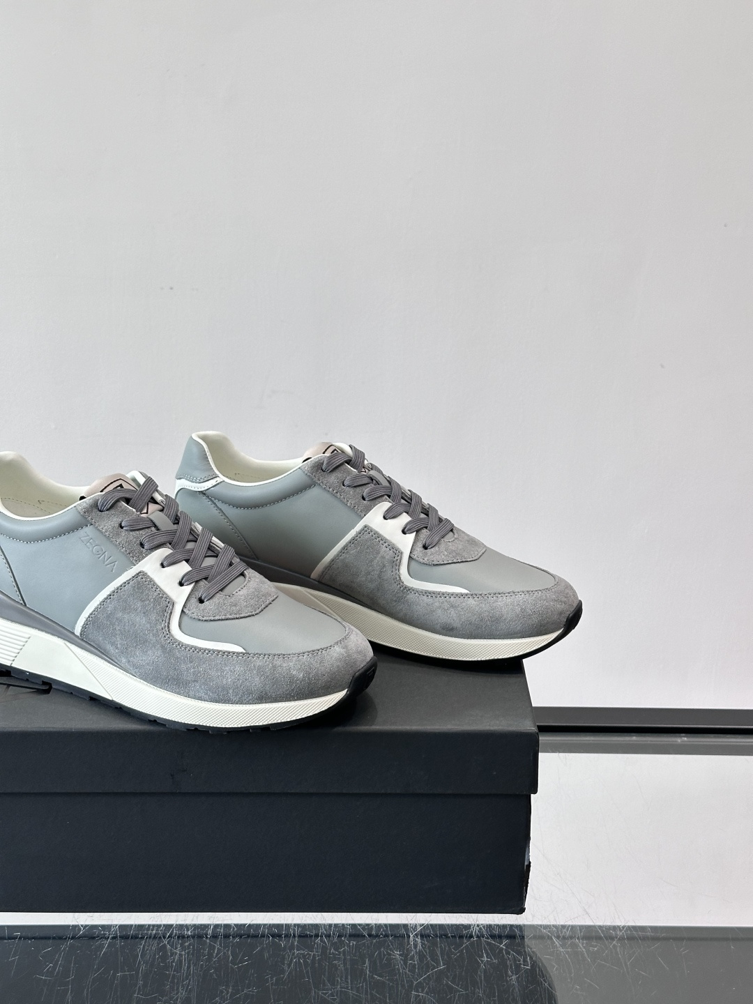 Zegna杰尼亚这款运动鞋采用牛皮皮革➕麂皮拼接，质感层次丰富，低调又有型。白色➕黑色多层鞋底，缓震舒适