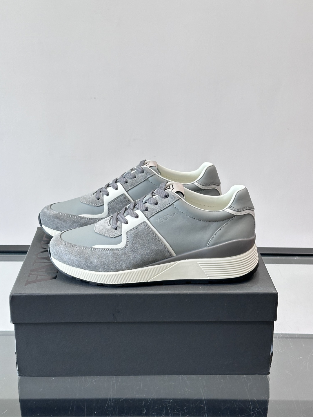 Zegna杰尼亚这款运动鞋采用牛皮皮革➕麂皮拼接，质感层次丰富，低调又有型。白色➕黑色多层鞋底，缓震舒适