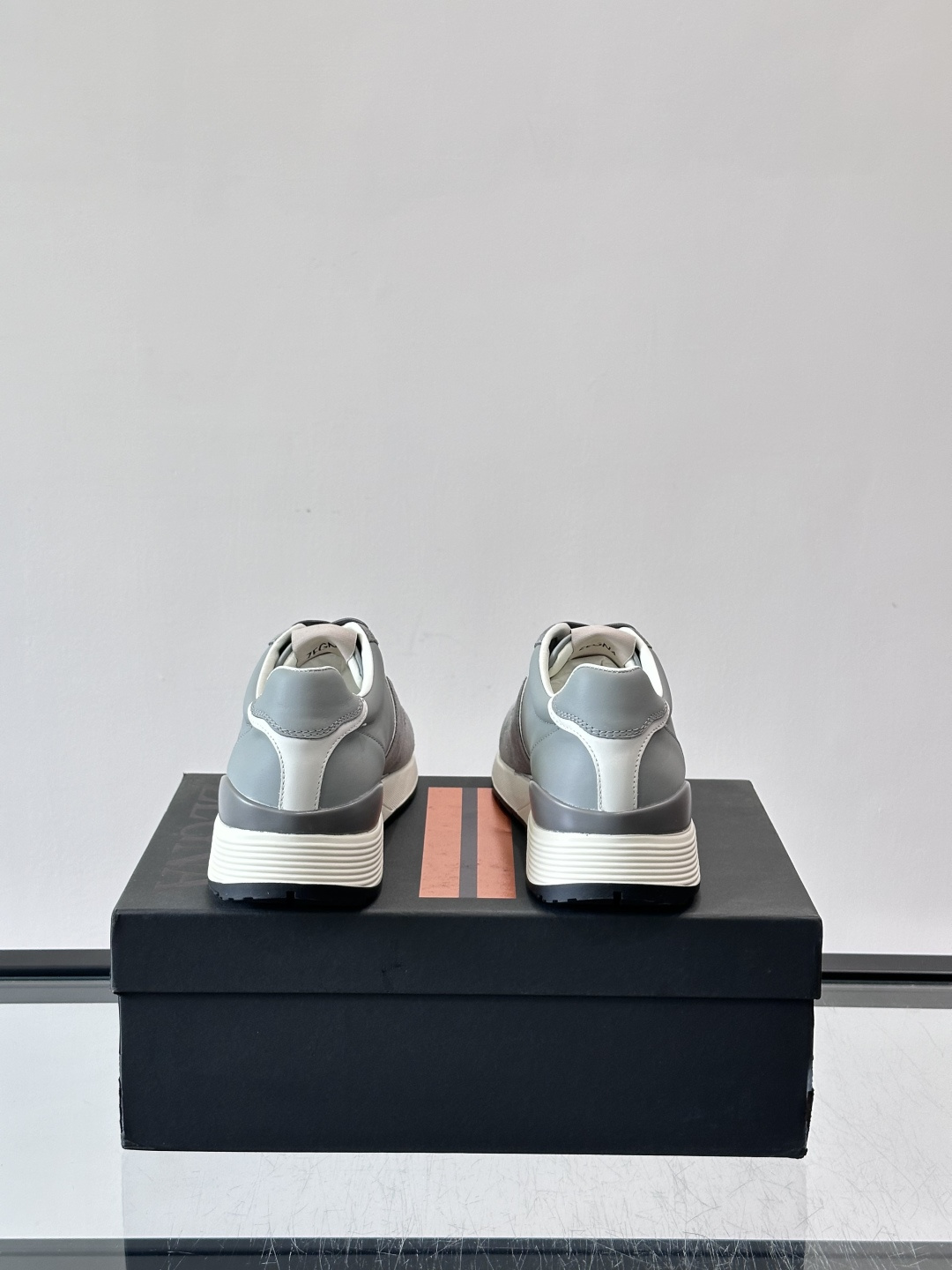 Zegna杰尼亚这款运动鞋采用牛皮皮革➕麂皮拼接，质感层次丰富，低调又有型。白色➕黑色多层鞋底，缓震舒适