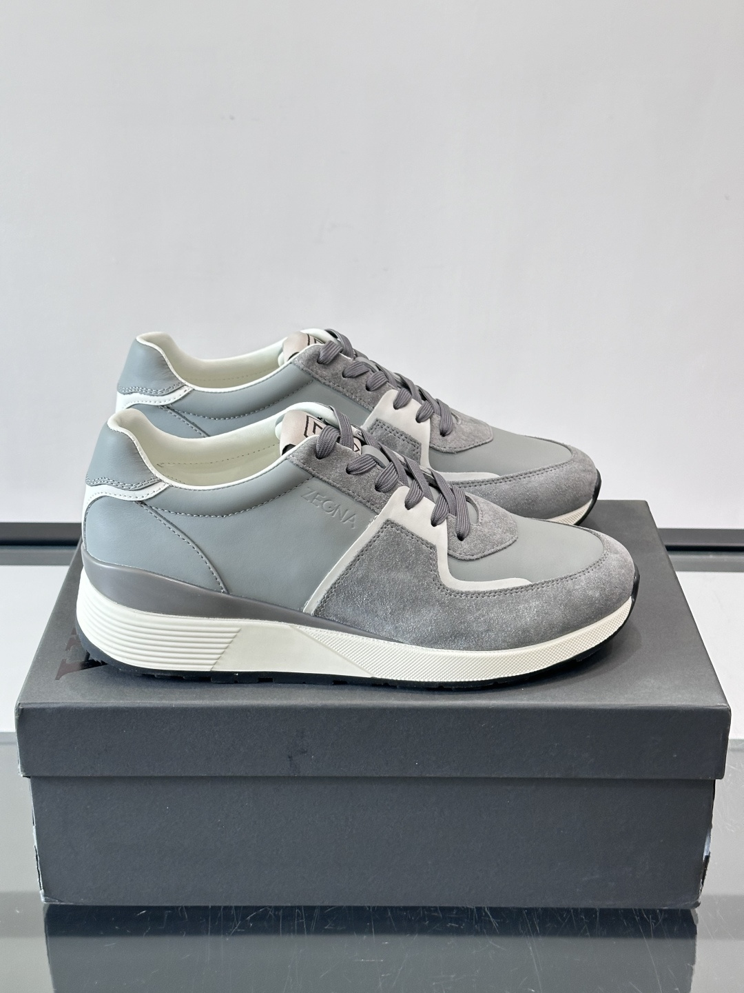 Zegna杰尼亚这款运动鞋采用牛皮皮革➕麂皮拼接，质感层次丰富，低调又有型。白色➕黑色多层鞋底，缓震舒适