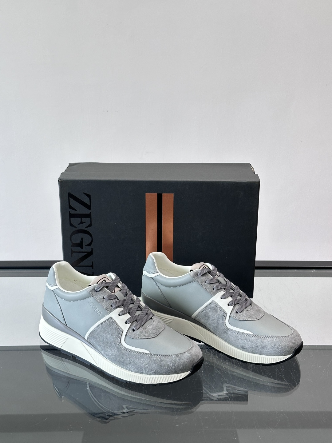 Zegna杰尼亚这款运动鞋采用牛皮皮革➕麂皮拼接，质感层次丰富，低调又有型。白色➕黑色多层鞋底，缓震舒适