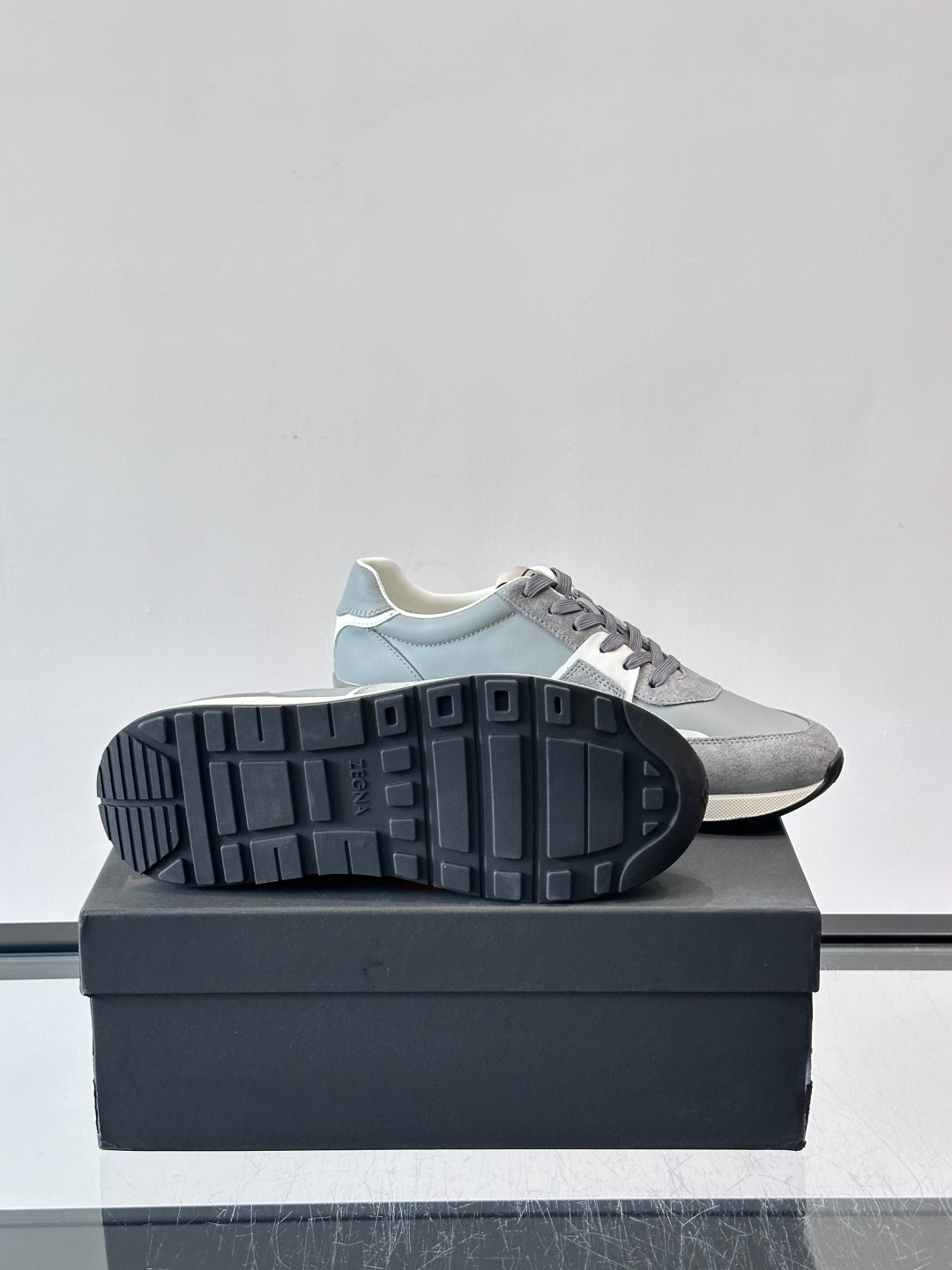 Zegna杰尼亚这款运动鞋采用牛皮皮革➕麂皮拼接，质感层次丰富，低调又有型。白色➕黑色多层鞋底，缓震舒适