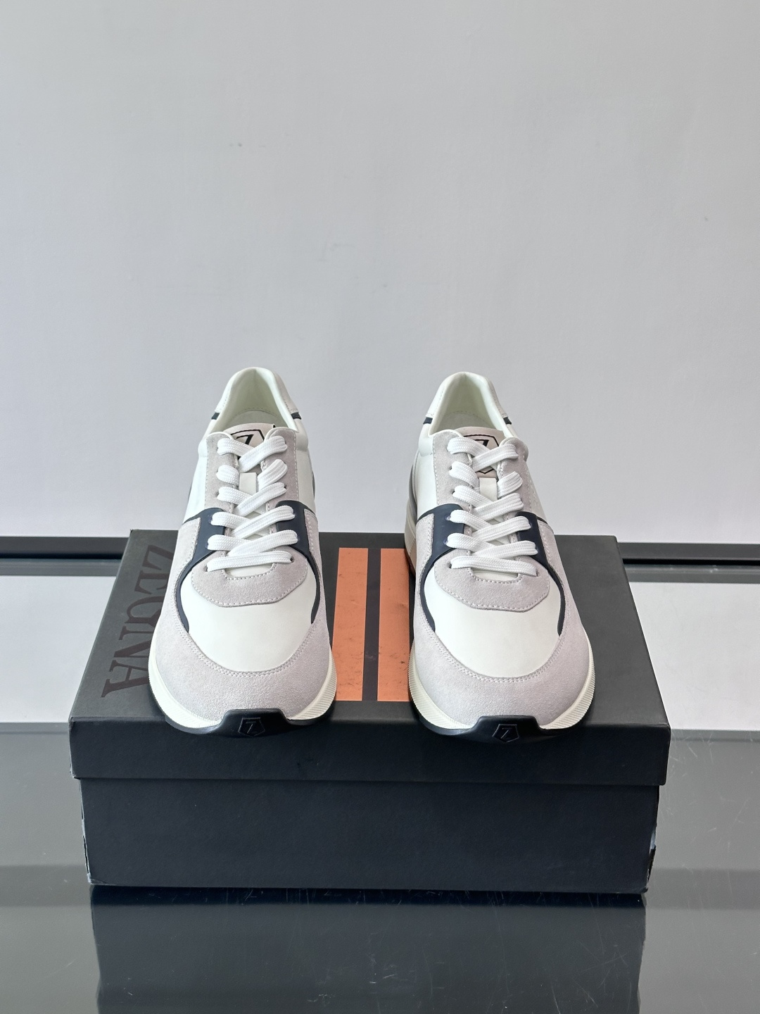 Zegna杰尼亚这款运动鞋采用牛皮皮革➕麂皮拼接，质感层次丰富，低调又有型。白色➕黑色多层鞋底，缓震舒适