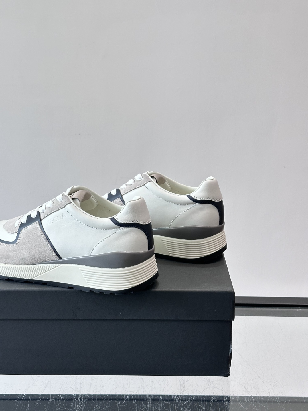 Zegna杰尼亚这款运动鞋采用牛皮皮革➕麂皮拼接，质感层次丰富，低调又有型。白色➕黑色多层鞋底，缓震舒适