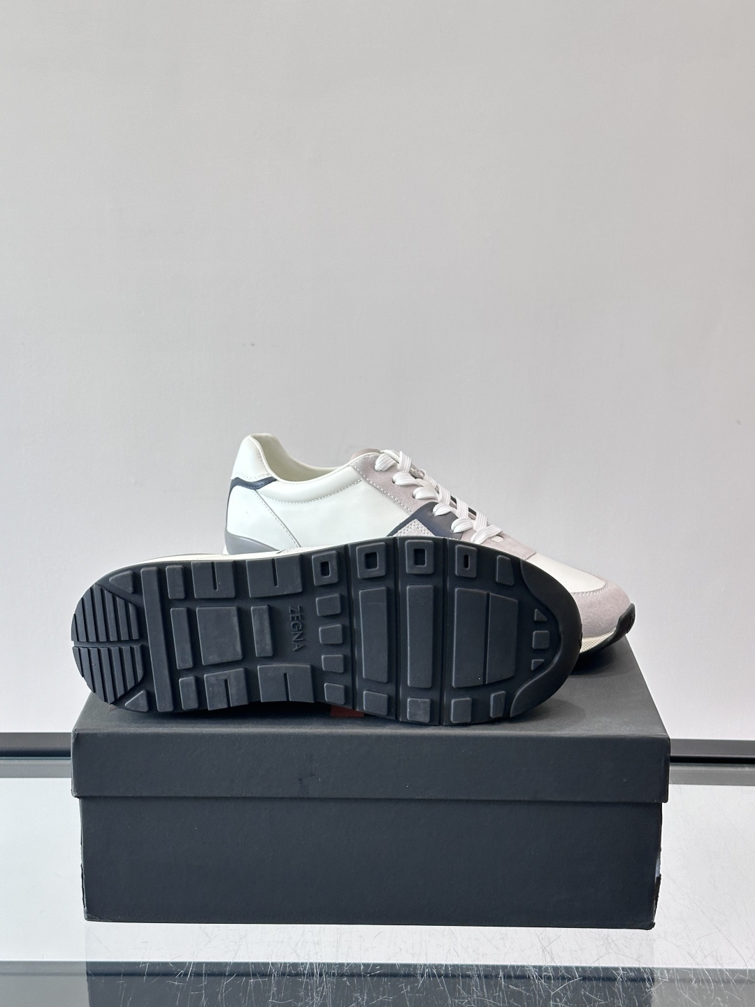 Zegna杰尼亚这款运动鞋采用牛皮皮革➕麂皮拼接，质感层次丰富，低调又有型。白色➕黑色多层鞋底，缓震舒适